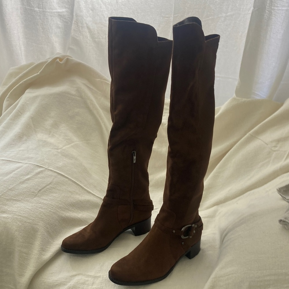 Like new womens high blood side zipper heel